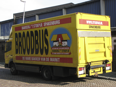 908014 Afbeelding van de 'Broodbus' van marktbakkerij 't Stoepje uit Spakenburg, geparkeerd op de Westerdijk te Utrecht.